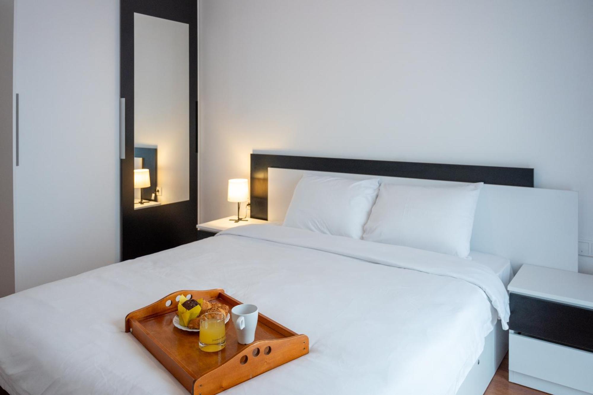 Sunny 1Bdr Apartment Near Center โซเฟีย ภายนอก รูปภาพ