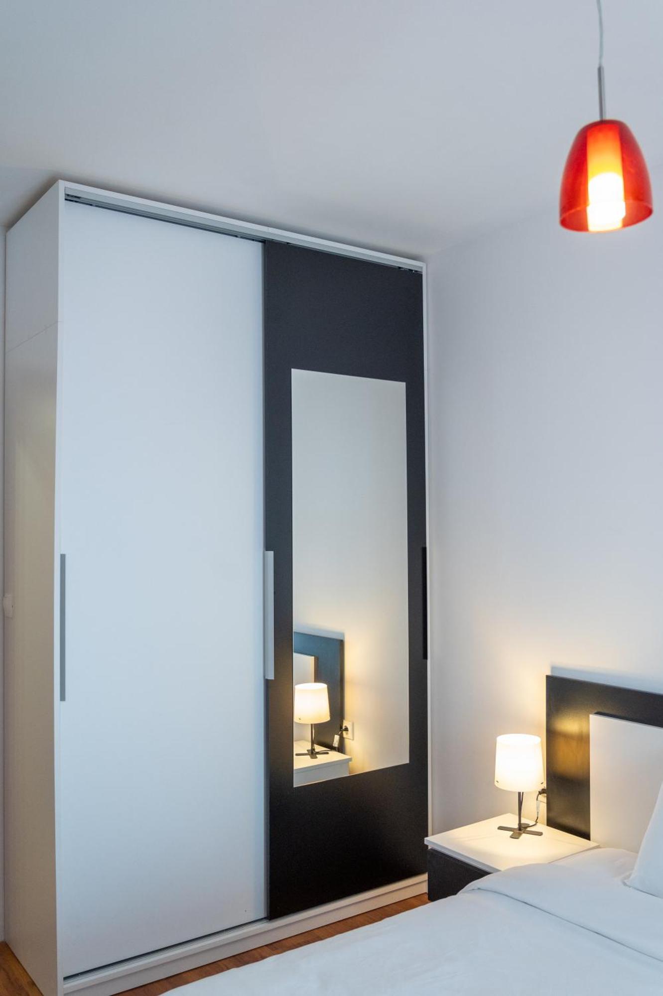 Sunny 1Bdr Apartment Near Center โซเฟีย ภายนอก รูปภาพ