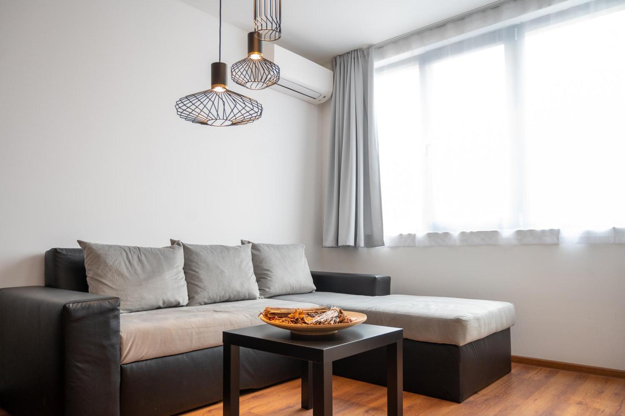 Sunny 1Bdr Apartment Near Center โซเฟีย ภายนอก รูปภาพ